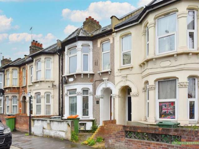 Flat for sale in Canning Town, Greater London