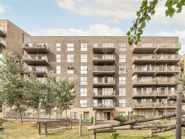 Flat for sale in Stratford Marsh, Greater London
