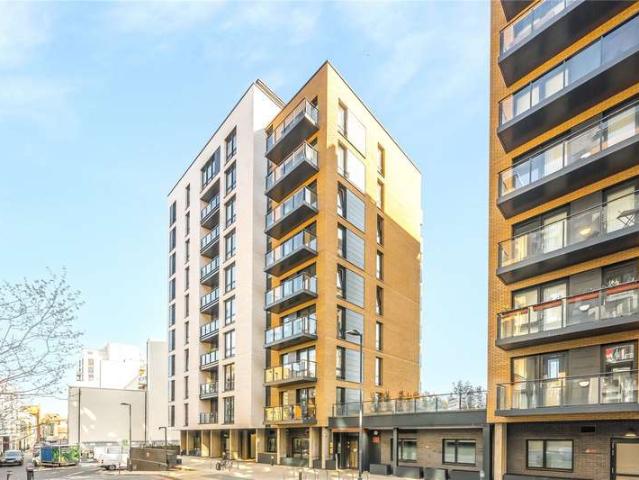 Flat for sale in Suttons Wharf, Mile End