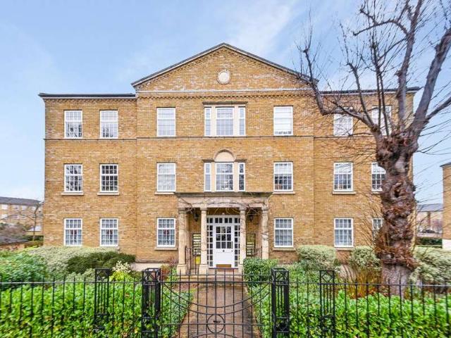 Flat for rent in Long Ditton, Surrey