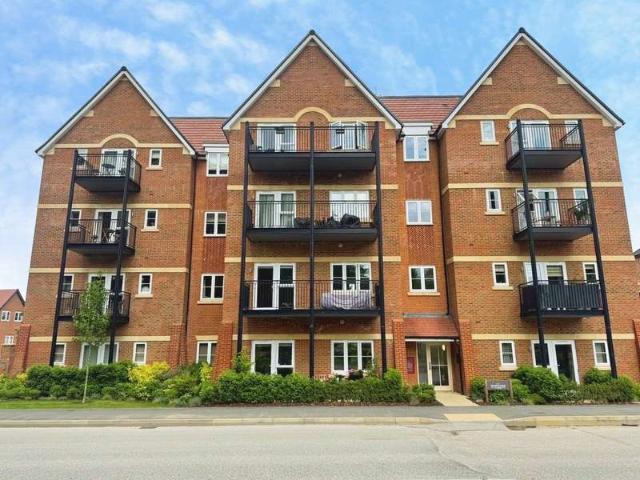 Flat for sale in Chepping Wycombe, Loudwater