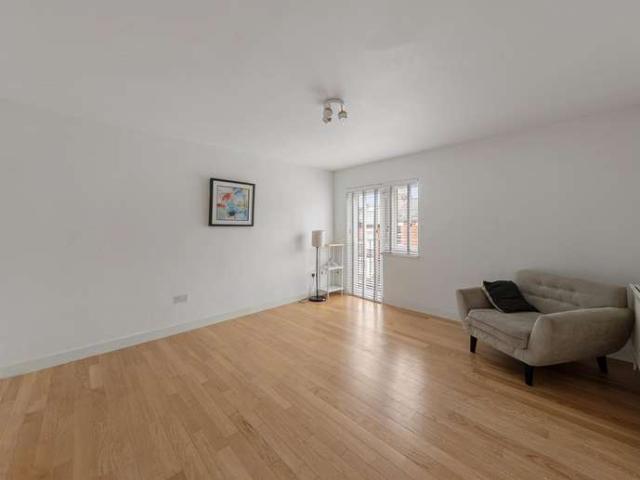 Flat for sale in West Norwood, Greater London