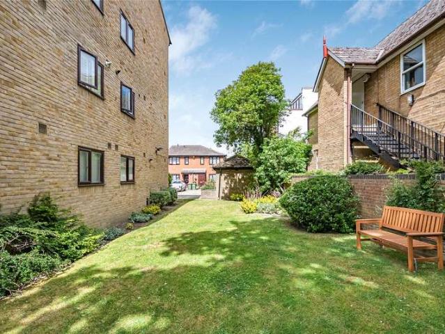 Flat for sale in Streatham, Greater London