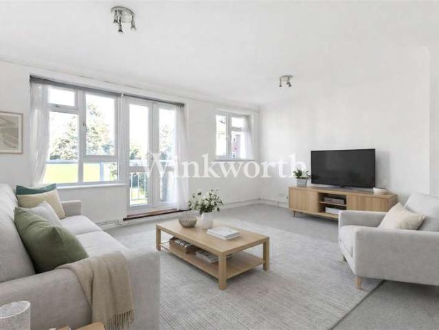 Flat for sale in Southgate, Greater London