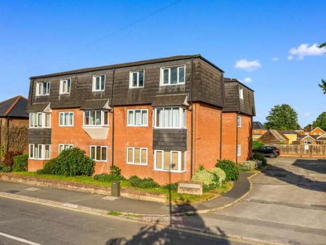 Flat for sale in Fleet, Hart