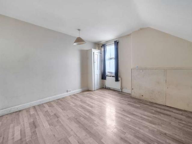 Flat for sale in London Borough of Ealing, Greater London