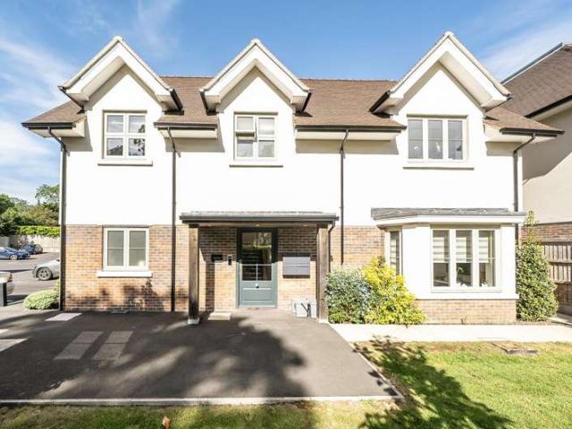 Flat for sale in Bushey Heath, Hertfordshire