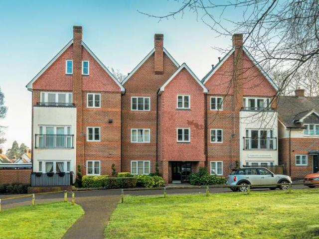 Flat for sale in Boxgrove, Westborough