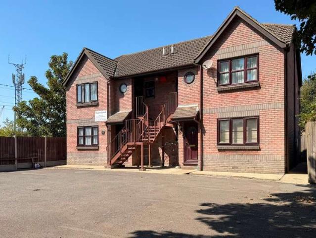 Flat for sale in Tilbury, Essex