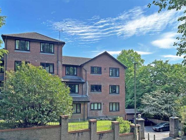 Flat for sale in Red Hill, Surrey