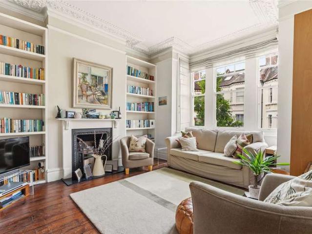 Flat for sale in Clapham Junction, Greater London