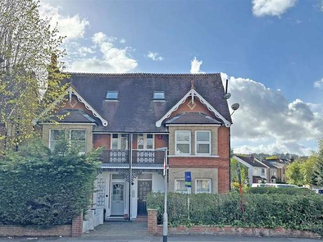 Flat for sale in Red Hill, Surrey