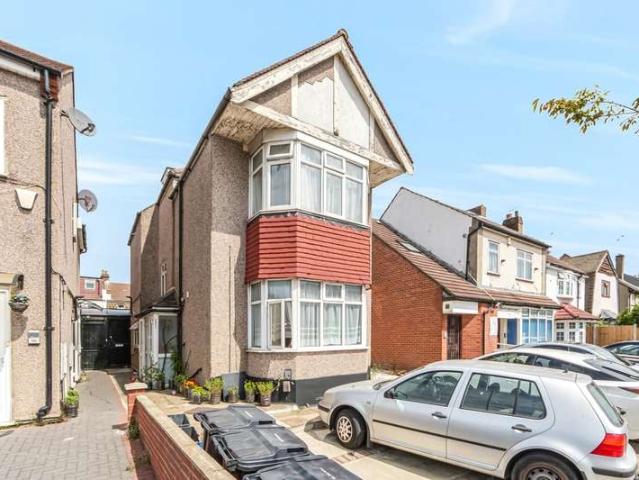 Flat for sale in Seven Kings, Greater London