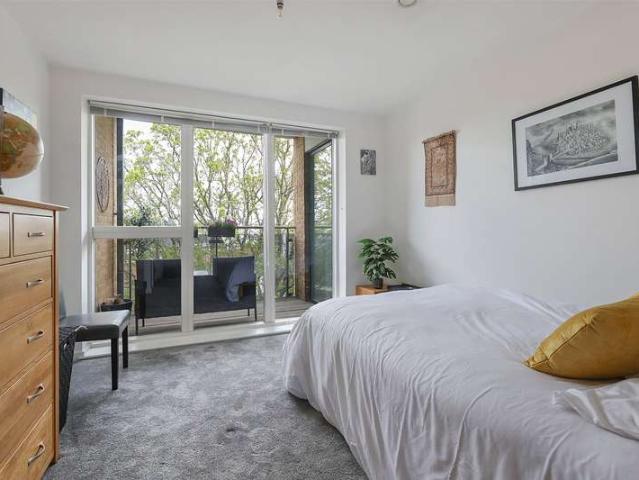 Flat for sale in Red Hill, Surrey