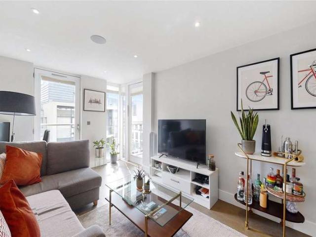 Flat for sale in Hoxton, Greater London