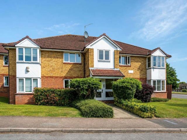 Flat for sale in Kingswood, Watford