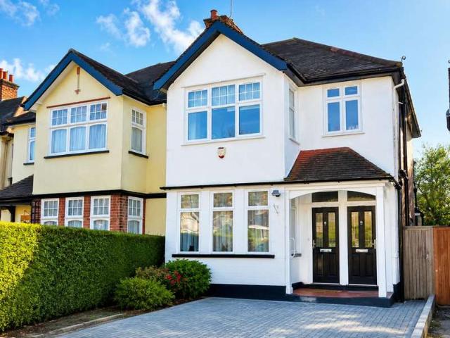 Flat for sale in Mill Hill, Greater London