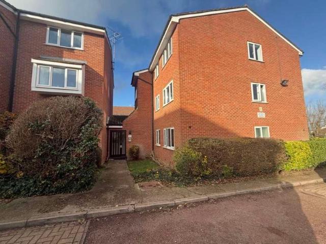 Flat for sale in Colney Hatch, Greater London