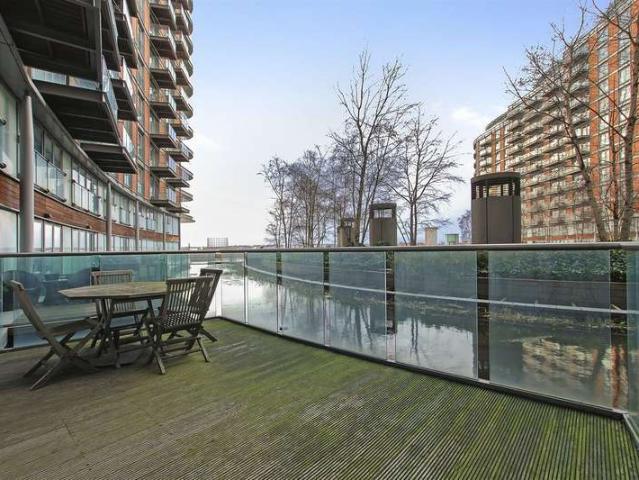 Flat for sale in Greenwich Peninsula, Greater London