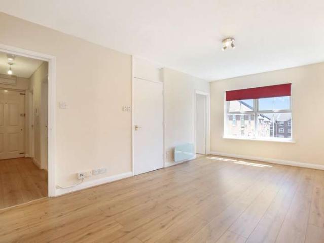 Flat for sale in London Borough of Lewisham, Bell Green