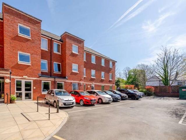 Flat for sale in Wotton, Gloucester