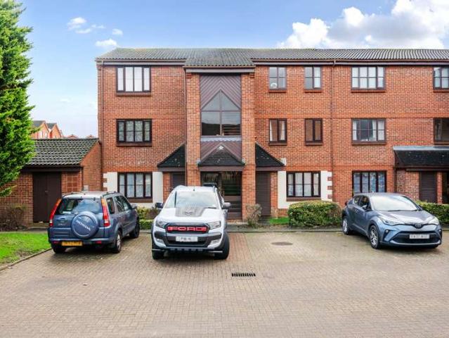 Flat for sale in London Borough of Merton, Mitcham
