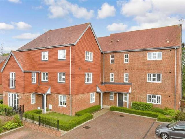 Flat for sale in Red Hill, Surrey