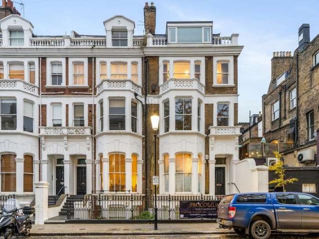 Flat for sale in Earl's Court, Greater London