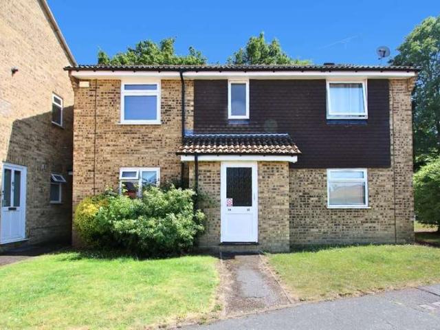Flat for sale in Heol-las, Surrey