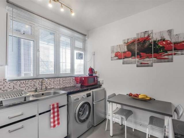 Flat for sale in Clapham Junction, Greater London