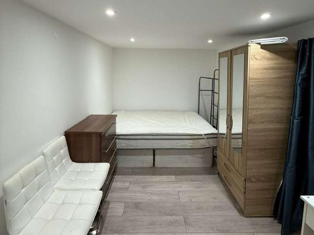 Flat for rent in Harrow Weald, Greater London