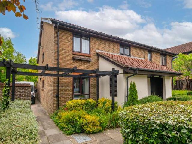 Flat for sale in Red Hill, Surrey