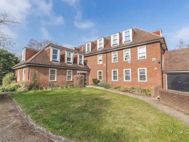 Flat for sale in Datchet, Southlea