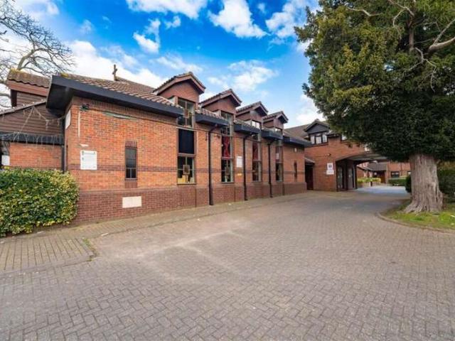 Flat for sale in London Borough of Hounslow, Heston