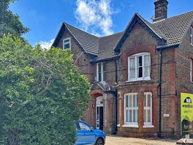 Flat for sale in Red Hill, Surrey