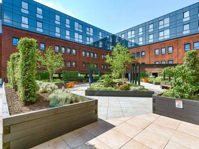 Flat for sale in Heol-las, Surrey