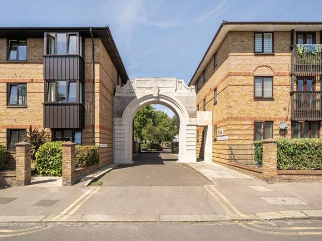 Flat for sale in Stratford Marsh, Greater London