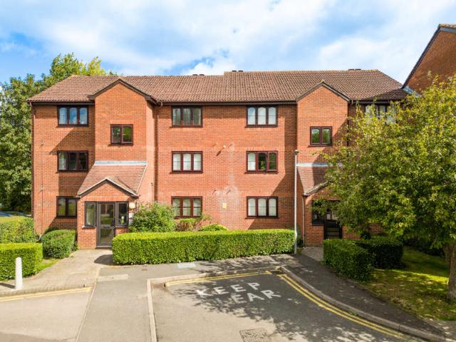 Flat for sale in Hall Park, Pouchen End