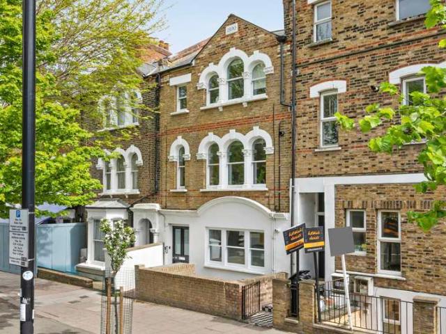 Flat for sale in Finsbury Park, Greater London