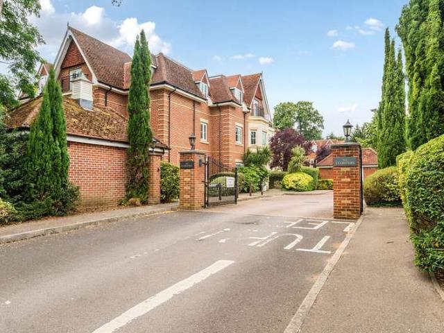 Flat for sale in Westborough, Surrey