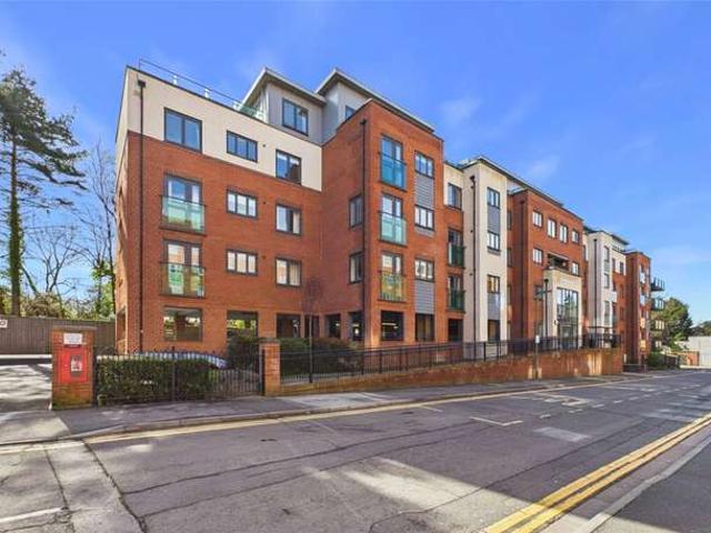 Flat for sale in Heol-las, Surrey