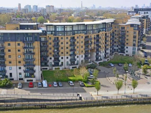 Flat for sale in Greenwich Town Centre, Greater London