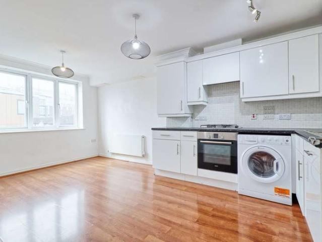 Flat for sale in Romford, Rush Green