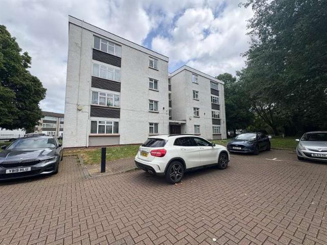 Flat for sale in London Borough of Hounslow, Greater London