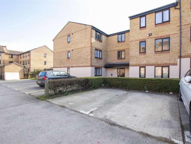 Flat for rent in Carterhatch, Greater London