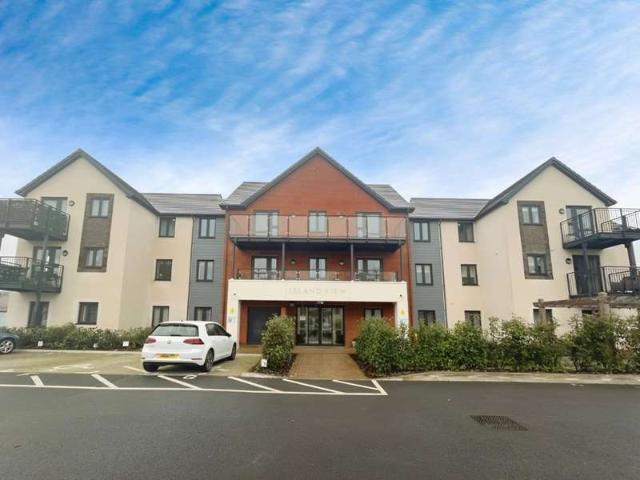 Flat for sale in Hounsome Fields, Priest Down