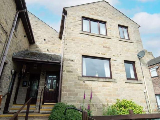 Flat for sale in Almondbury, West Yorkshire