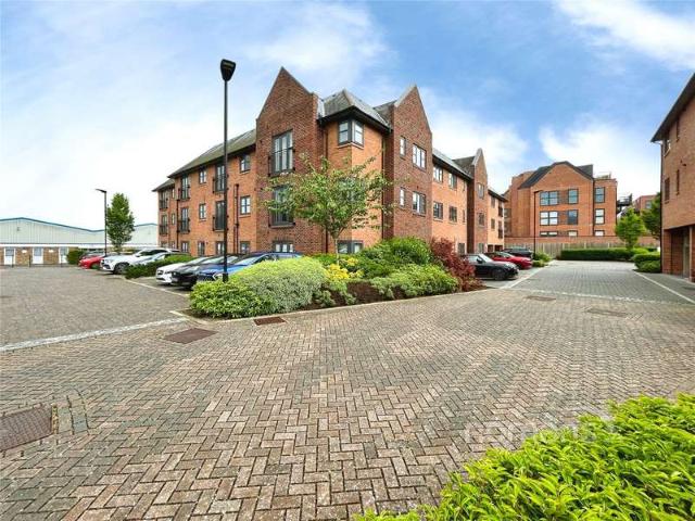 Flat for sale in Hart, Hampshire