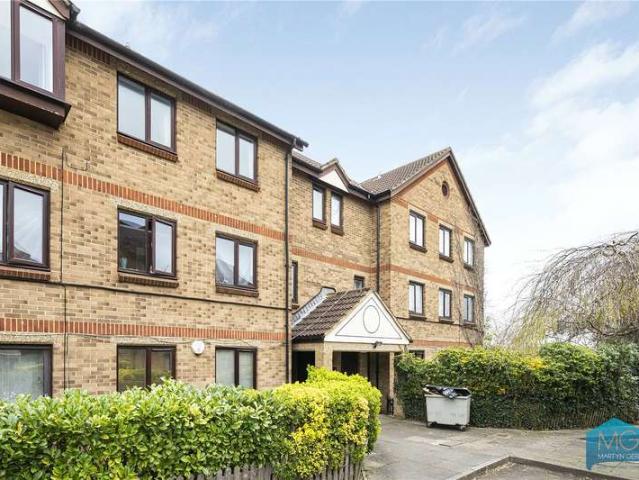 Flat for sale in Finchley, Greater London