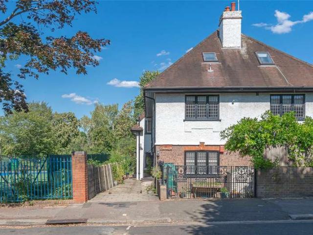 Flat for sale in Stroud Green, Greater London